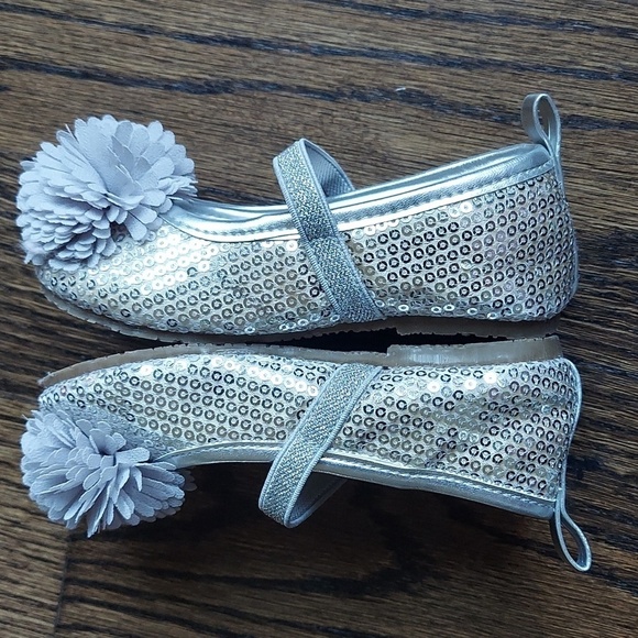 Girl Sequined Mary Janes Dress Shoes - Silver with flower pompom - sz 7 - Picture 4 of 7